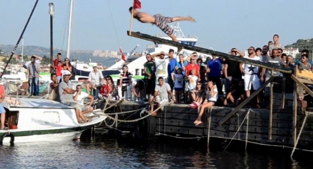 Erdek’te Yağlı Direğin Bayrağını Yine Aynı Kişi Aldı