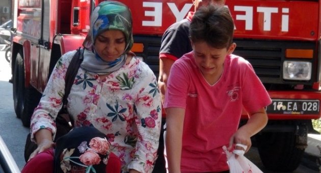Eşi Ve Oğlu Yanan Dükkanı Gözyaşlarıyla İzledi