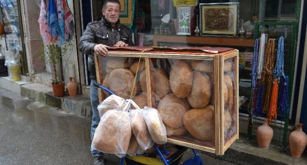 Eski Bebek Arabasını Ekmek Teknesi Yaptı