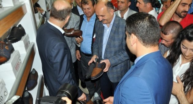 Esnaf Ziyareti Yapan Sağlık Bakanı 3 Çift Ayakkabı Aldı
