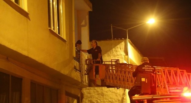 Evde Mahsur Kalan 2 Çocuğu İtfaiye Kurtardı