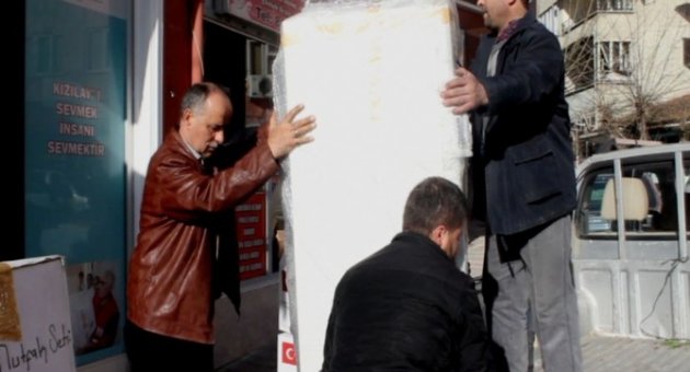 Evi Yanan Aileye Kızılay’dan Yardım