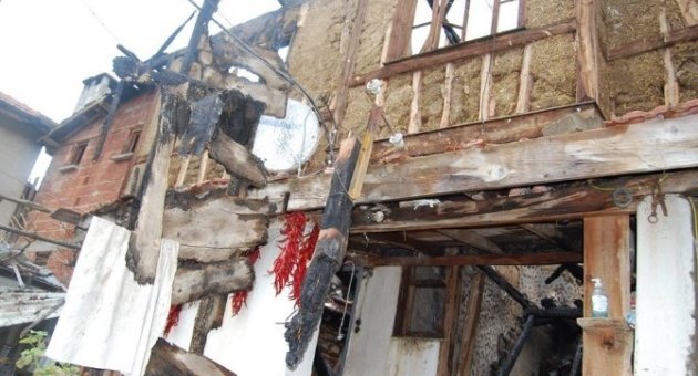 Evi Yanan Aileye Orhaneli Belediyesi’nden Yardım