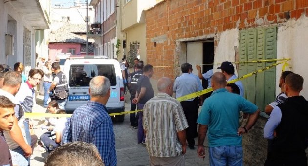 Evinde Av Tüfeği İle Vurulmuş Olarak Bulundu