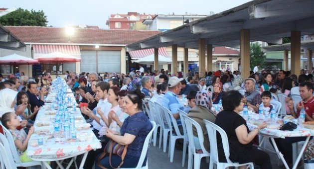 Ezineli Vatandaşlar İftar Yemeğinde Buluştu