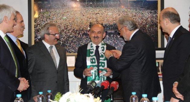Fanatik Beşiktaşlı Bakan Müezzinoğlu Bursapor Atkısı Taktı