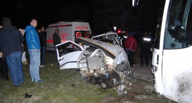 Feci Kazada Otobüsle Çarpışan Otomobil Hurdaya Döndü: 1 Ağır Yaralı