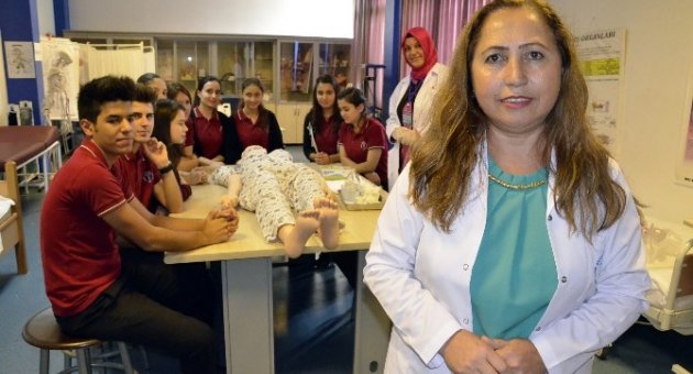 Fedakar Öğretmenler Öğrencileri İçin Canlı Manken Oldu