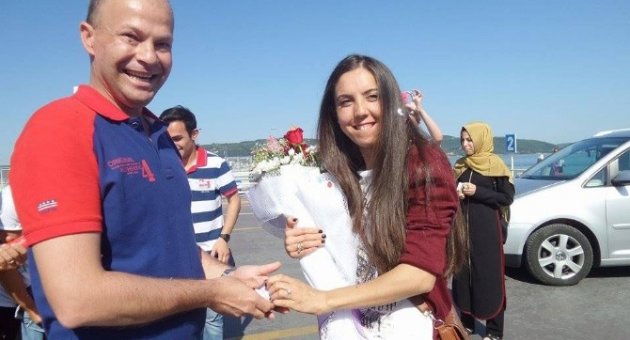 Feribot İskelesi’nde Sürpriz Evlilik Teklifi