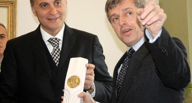 Fikret Orman’dan Çanakkale Valisi Çınar’a Beşiktaş Forması