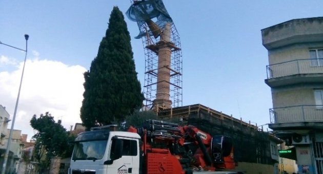 Fırtına 200 Yıllık Caminin Minaresini Devirdi
