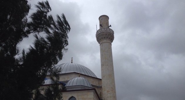 Fırtına Gökçeada’da Minarenin Külahını Uçurdu