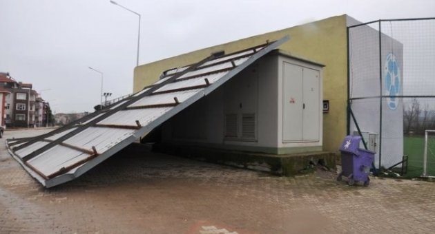 Fırtına Stadın Çatısını Uçurdu