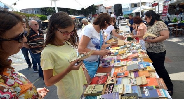 Foça Kitap Açtı