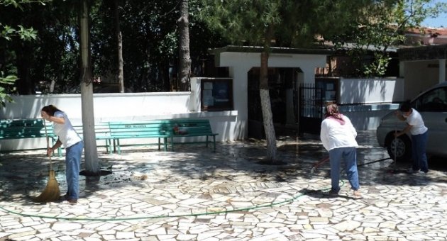 Foça’da İbadethanelerde Ramazan Temizliği