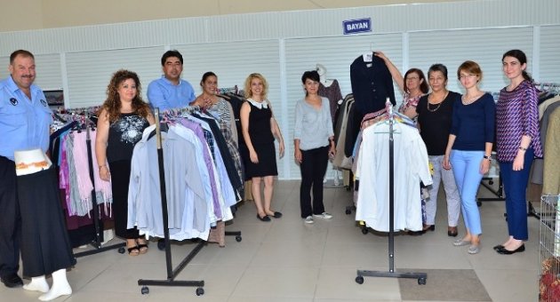 Foça’da Sosyal Market Vatandaşların Yüzlerini Güldürüyor