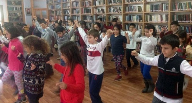 Foça’da Ücretsiz Halk Oyunları Kursuna Büyük İlgi