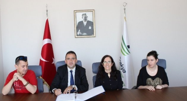 Fotoğraf Atölyesi İçin İmzalar Atıldı