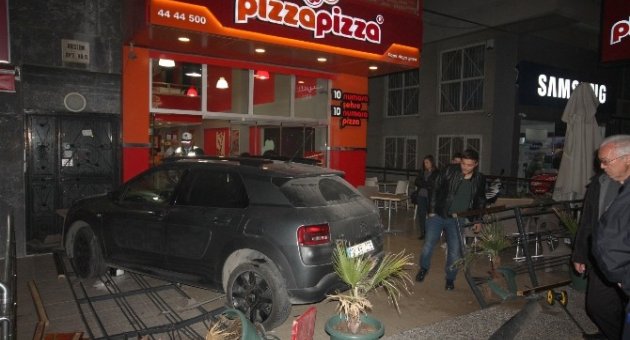 Fren Yerine Gaza Basınca Pizzacıya Girdi
