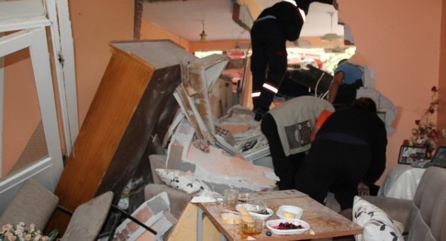 Freni Boşalan Kamyon Kahvaltı Sofrasına Daldı