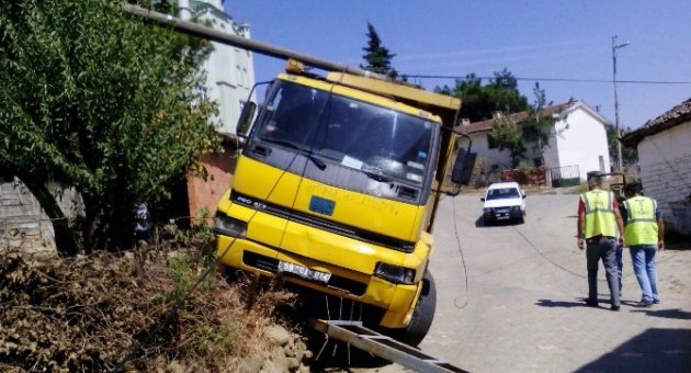 Freni Boşalan Kamyon Ortalığı Savaş Alanına Çevirdi