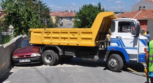 Freni Boşalan Kamyon Otomobile Çarptı