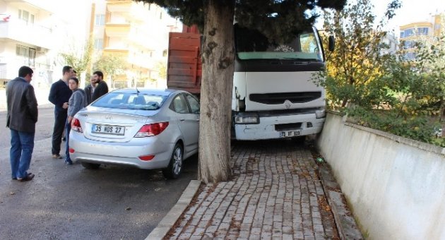 Freni Boşalan Tır Otomobile Ve Apartman Duvarına Çarparak Durabildi