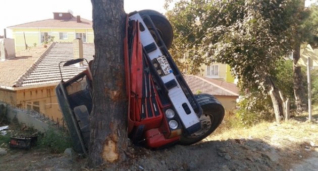 Freni Boşalan Vinç Evin Önüne Devrildi
