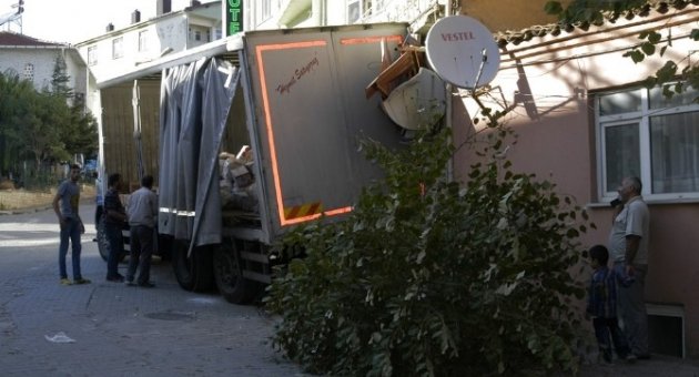 Freni Patlayan Kamyon Eve Çarptı