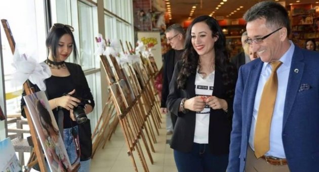 Funda Demirkaya İlk Sergisinde Eserleri İle Büyüledi