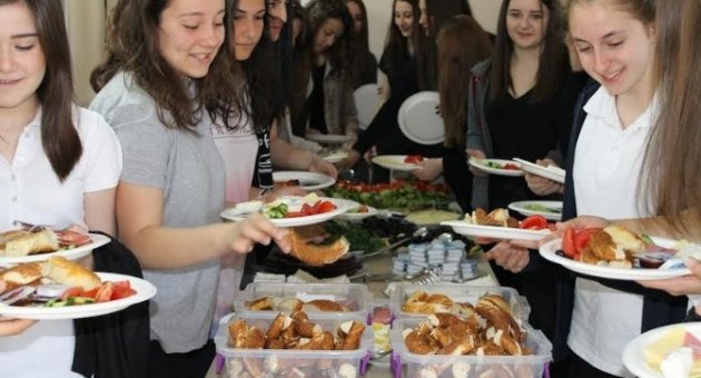 Gazi Anadolu’dan Öğrencilere Jest
