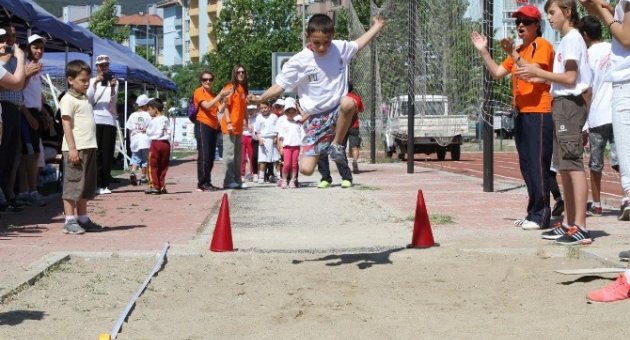 Gaziemir’de Minikler Atletizm Şenliğinde Ter Döktü