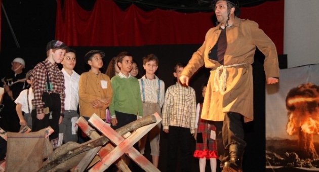 Gaziemir’de ’savaş Oyunu’ İzleyiciyle Buluştu