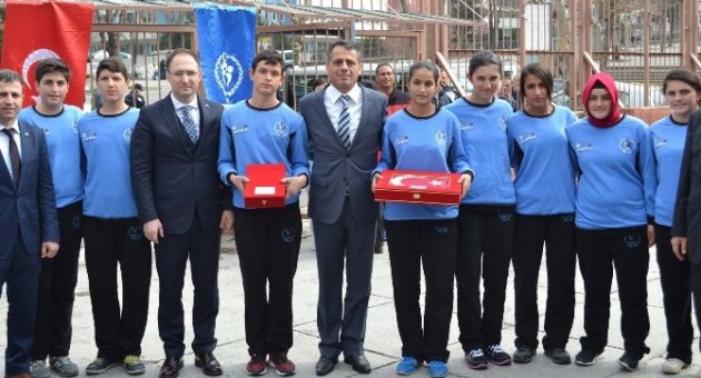 Gelibolu’dan Alınan Kutsal Emanetler Bursalı Atletlere Teslim Edildi