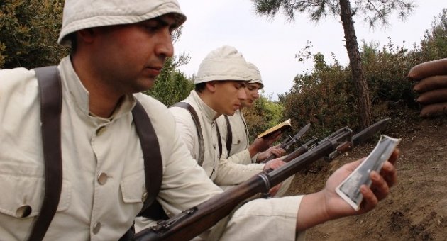 Gelibolu’ya Gelenleri 1915 Dönemi Kıyafetli Askerler Karşıladı