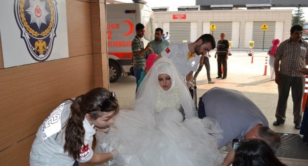Gelin Arabası Direğe Çarptı, Gelinle Birlikte 3 Kişi Yaralandı