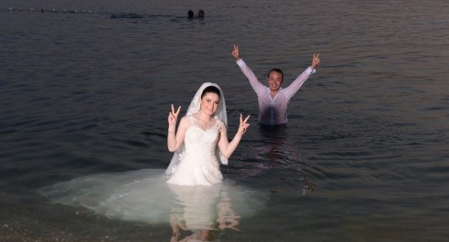 Gelin Ve Damat Sıcaktan Bunalırsa...