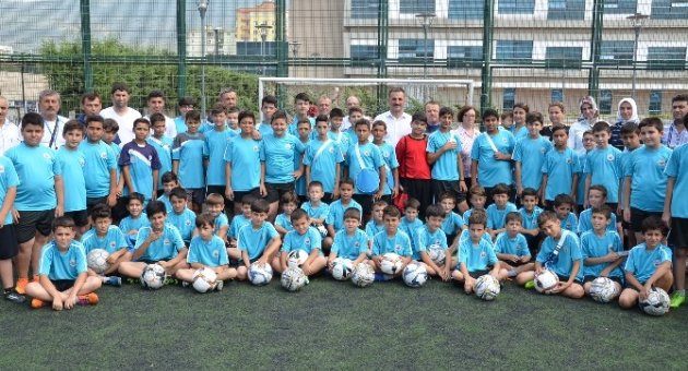 Gemlik Belediyesi’nden Geleceğin Futbolcularına Malzeme Desteği