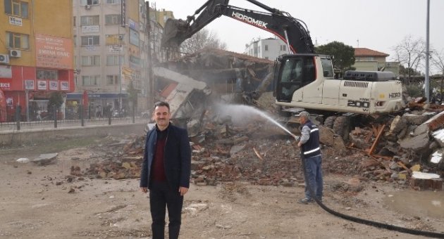 Gemlik Meydanına Nefes Aldıran Yıkım