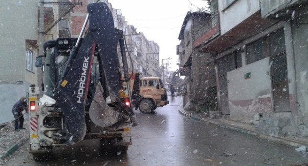 Gemlik’te 9 Metruk Bina Yıkıldı