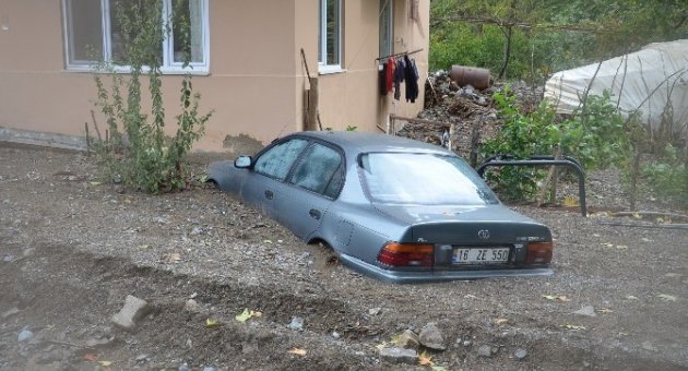 Gemlik’te Arabaları Sürükleyen Selin Yaraları Sarılıyor