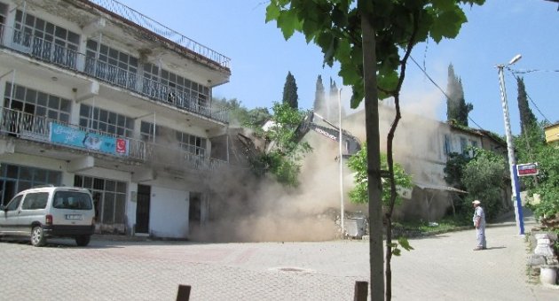 Gemlik’te Metruk Binalar Yıkılıyor