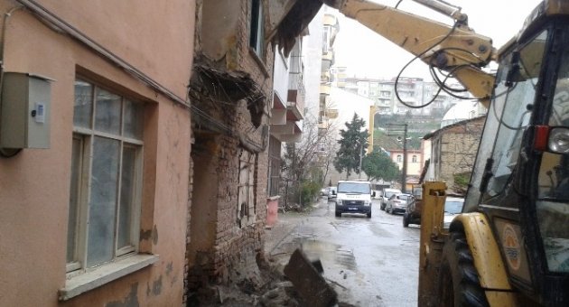 Gemlik’te Üç Metruk Bina Daha Yıkıldı