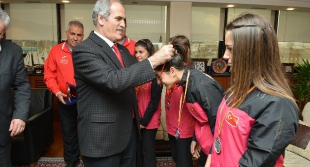 Genç Atletler Altınla Ödüllendirildi