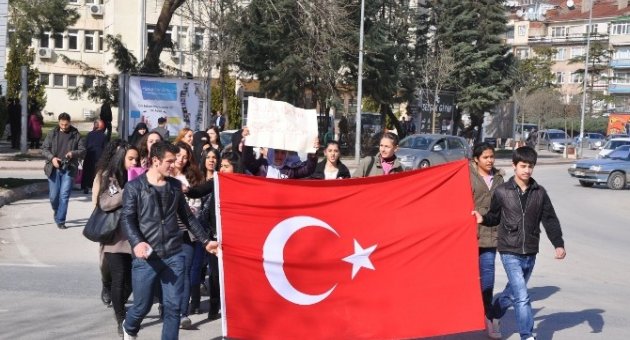 Genç Kızlar Özgecan İçin Yürüdü