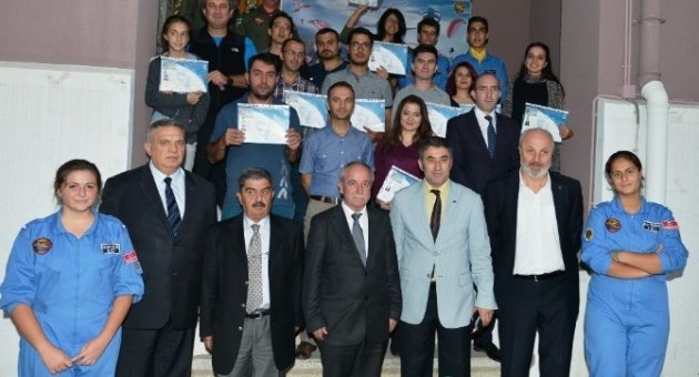 Genç Paraşütçüler Sertifikalarını Aldı