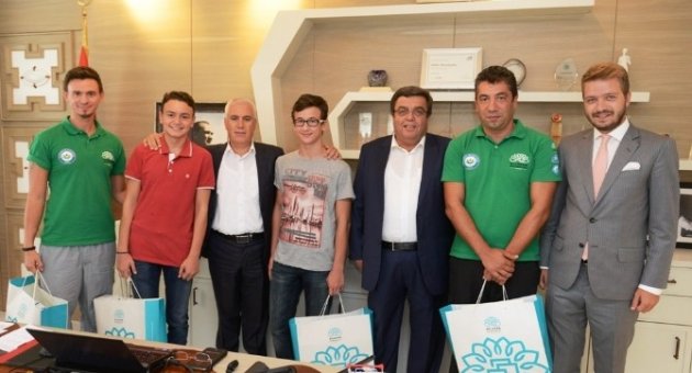 Genç Şampiyonlar Sevinçlerini Bozbey İle Paylaştı