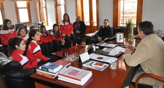 Gençer’den Şampiyon Kızlara Jest