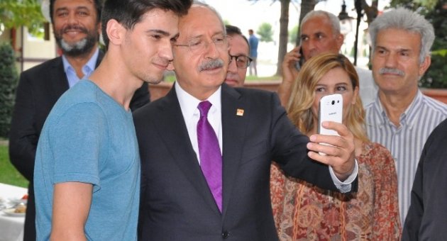 Gencin Elleri Titreyince Selfıe’yi Kılıçdaroğlu Çekti