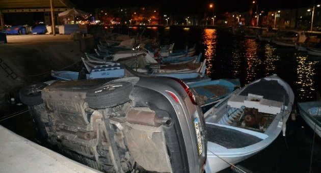 Geri Manevra Yaparken Otomobiliyle Denizdeki Sandalın Üzerine Uçtu